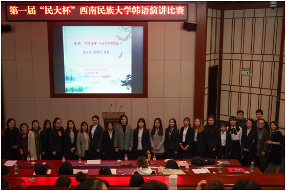 参赛选手们与评委老师进行合影留念